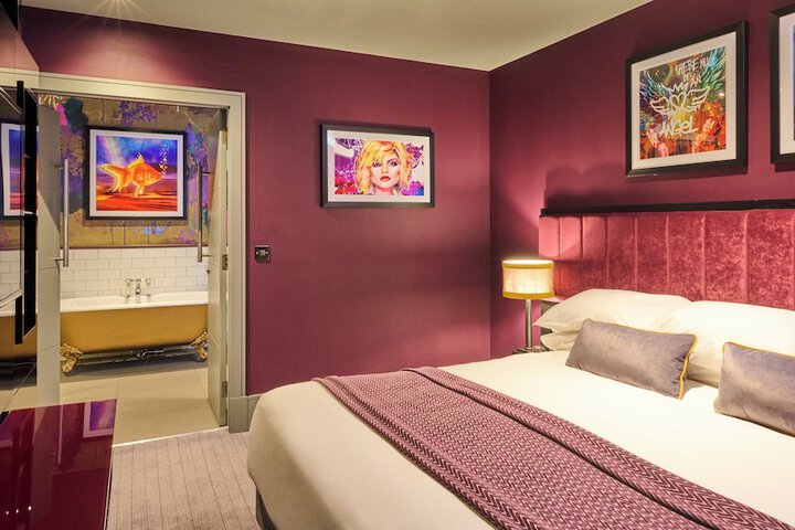 Room 11 of 100