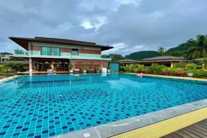 Pool 21 of 38