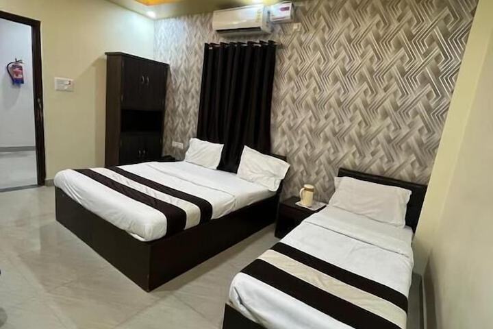 Room 5 of 8