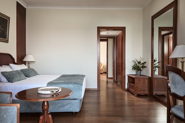 Room 4 of 43