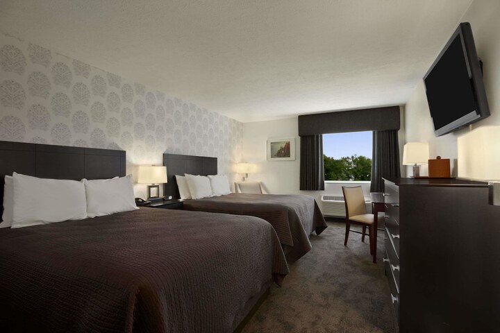 2 Queen Beds (2 of 4)
