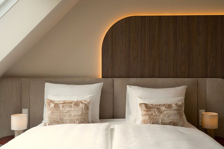 Room 45 of 165
