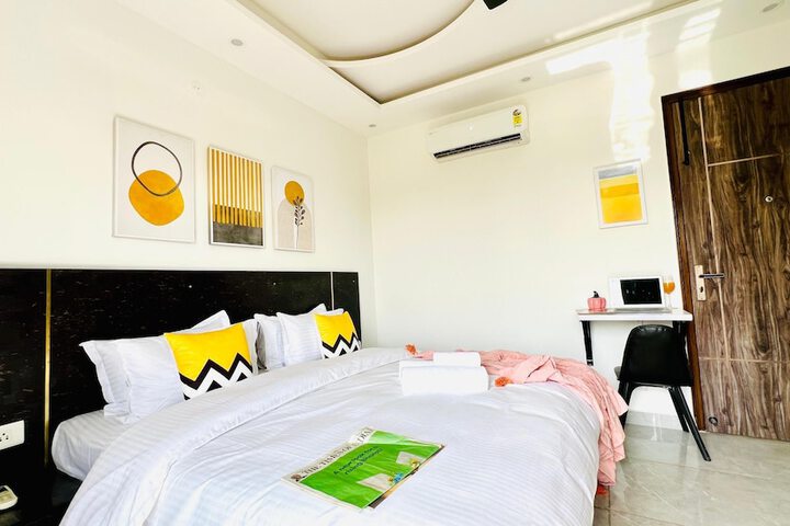 Room 4 of 16