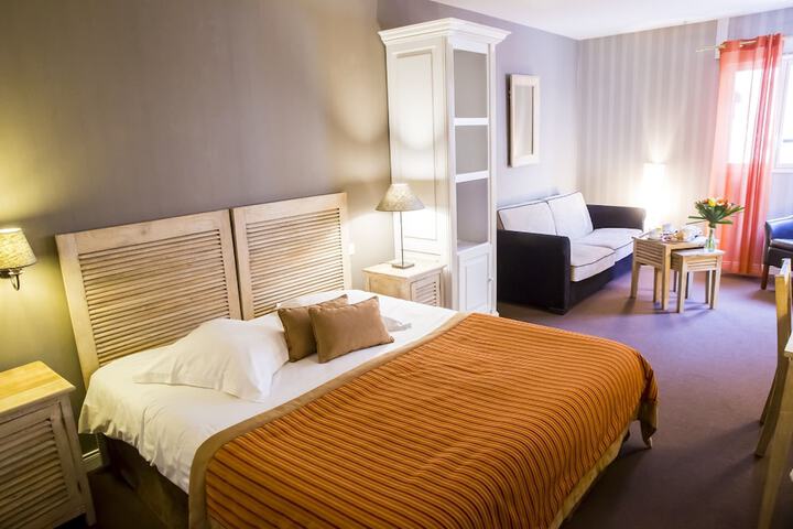 Room 30 of 102
