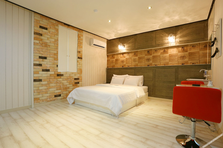 Room 32 of 61