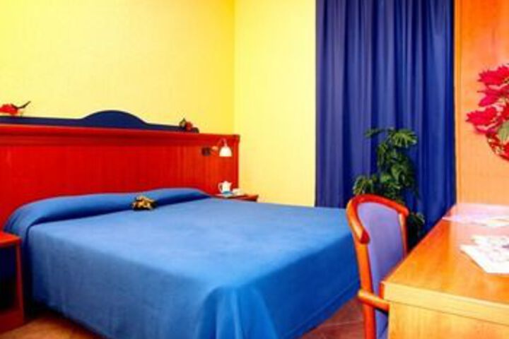 Room 6 of 25