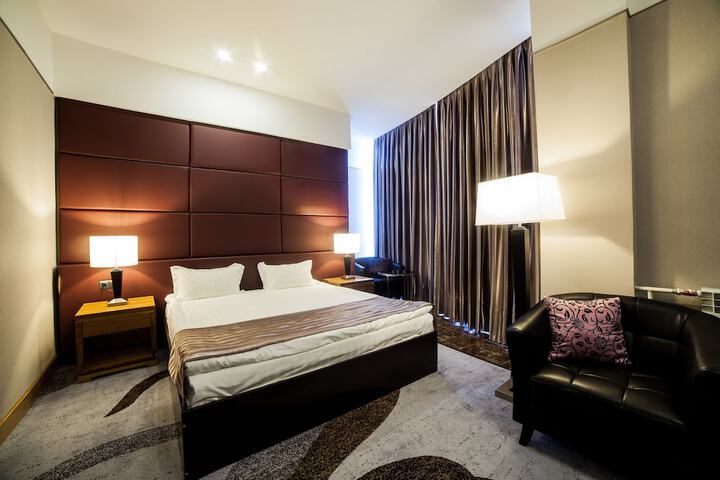 Room 7 of 33