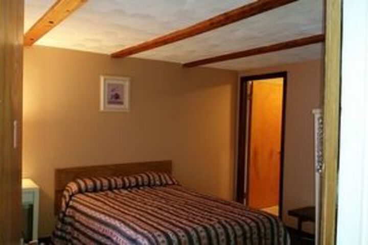 Room 6 of 18