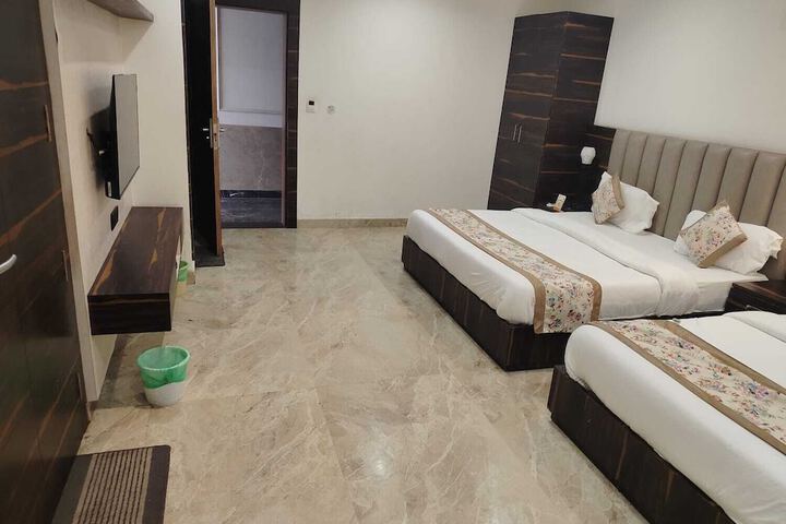 Room 11 of 28