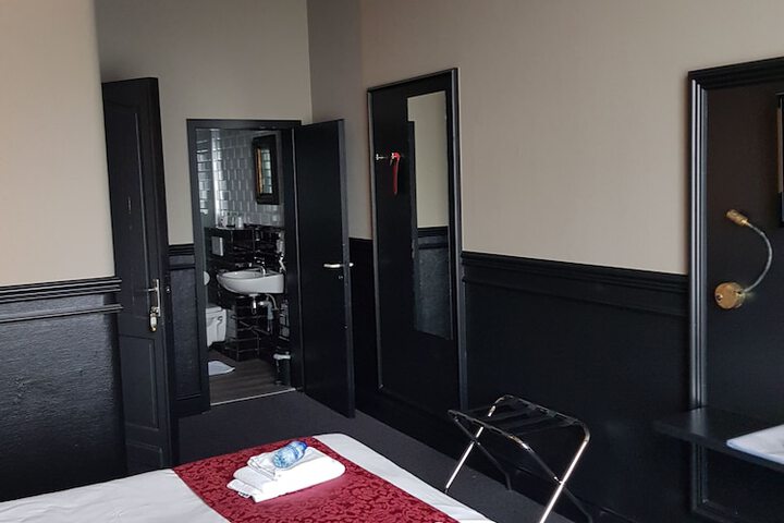 Room 28 of 64