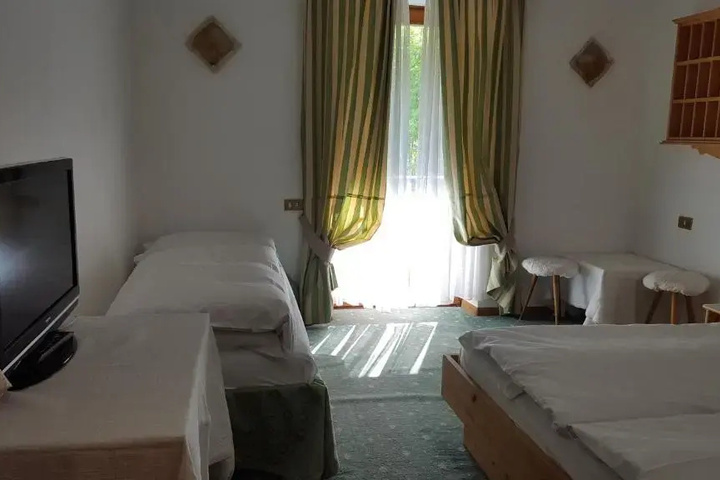 Room 4 of 9