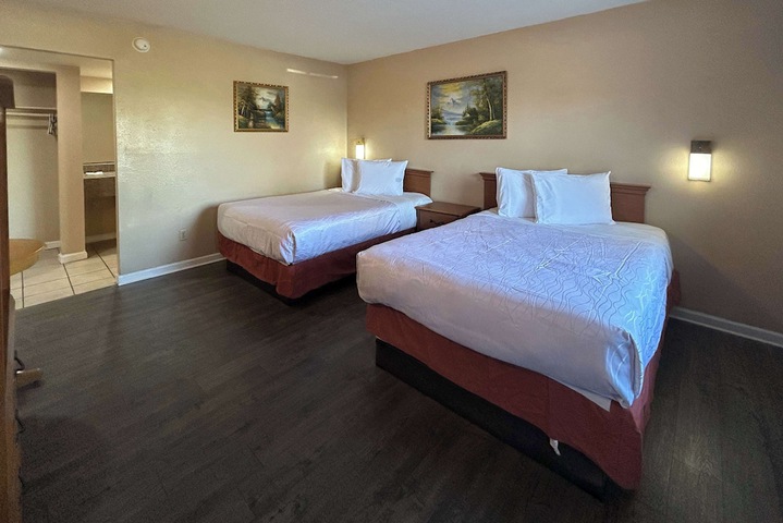 2 Queen Beds Micfridge (2 of 3)