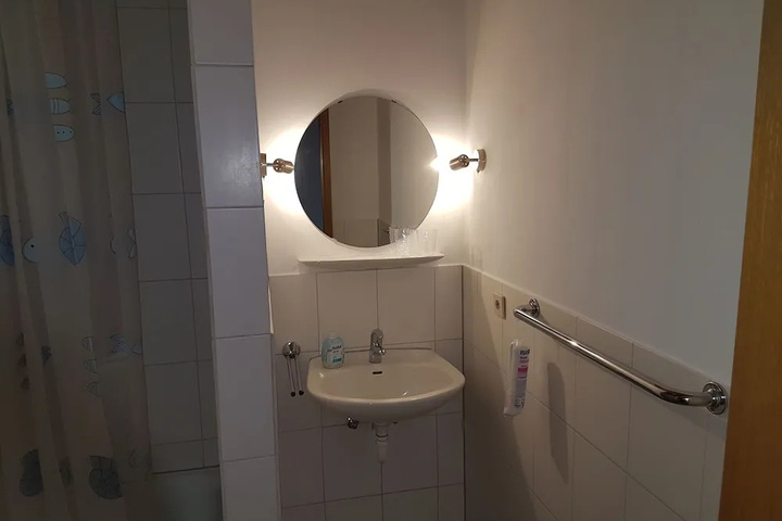 Room 4 of 7