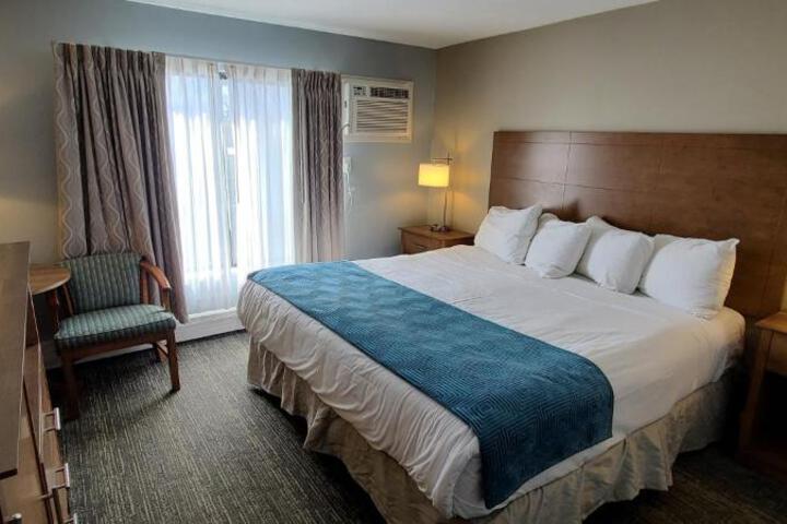 Deluxe King Bed (8 of 20)