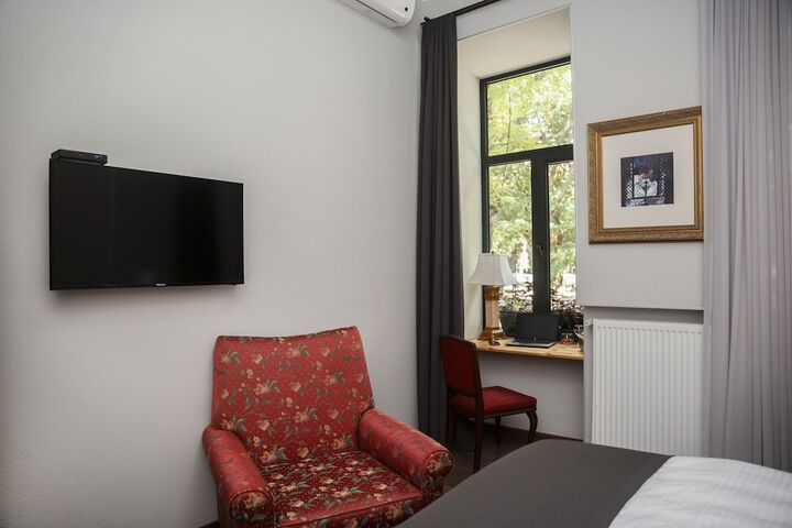 Room 9 of 28