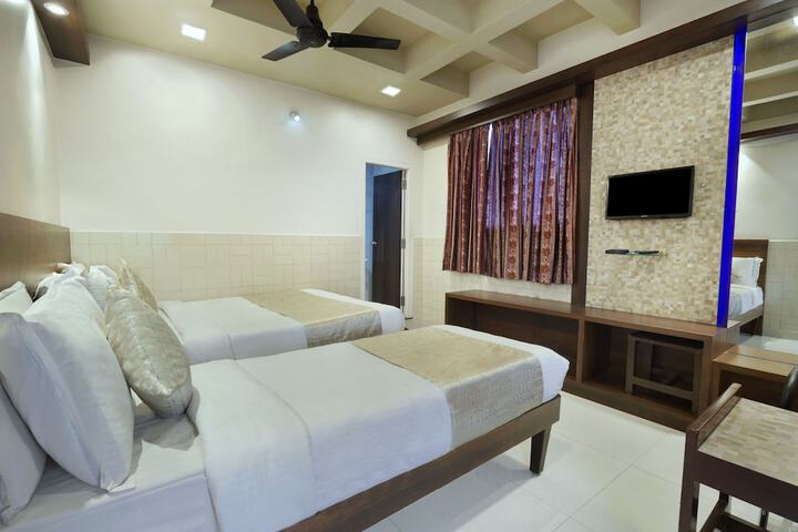 Mannars Deluxe Lodge