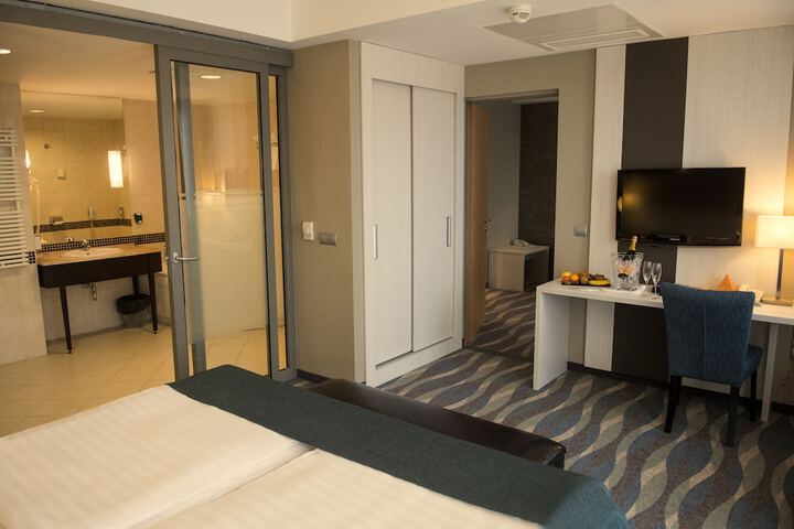 Room 9 of 69