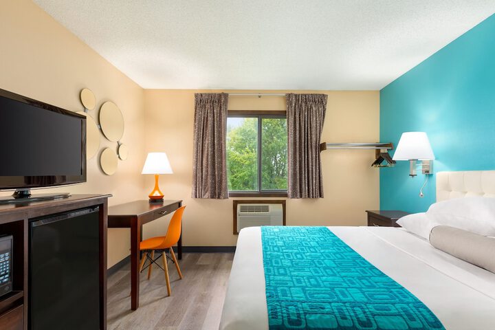 1 Queen Bed (9 of 9)