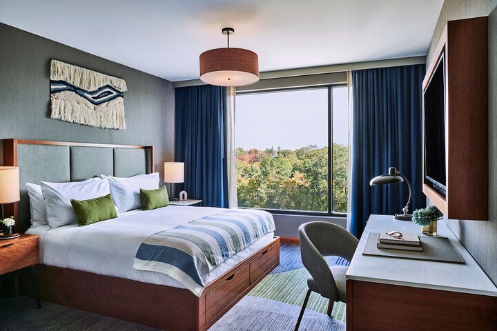 Traditional King Bed (8 of 10)