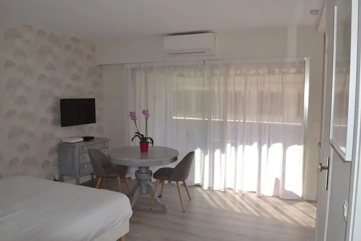 Room 5 of 9
