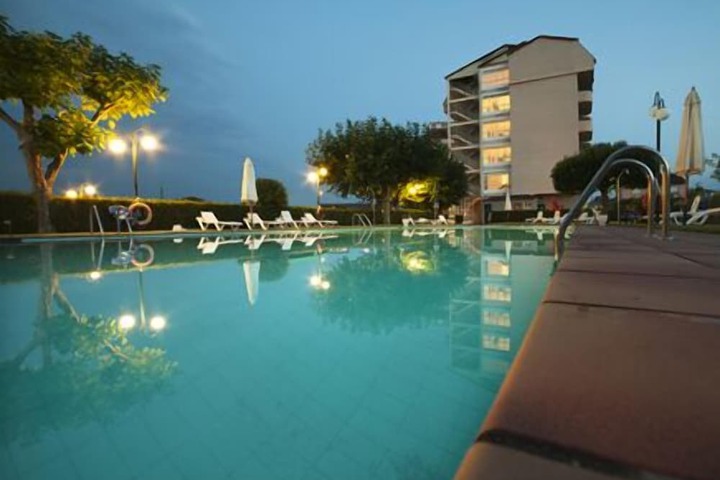 Hotel Pool