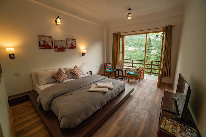 Room 12 of 80