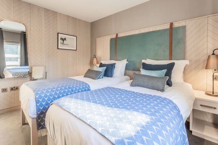 Room 4 of 76