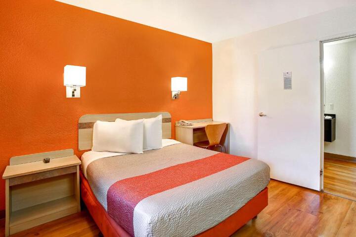 1 Queen Bed (4 of 6)