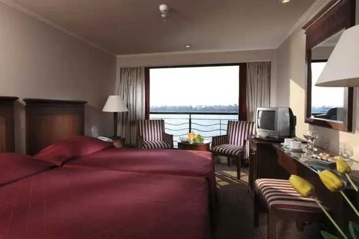 Room 4 of 9
