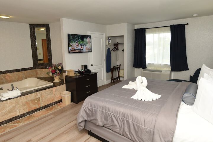 1 King Bed (22 of 33)