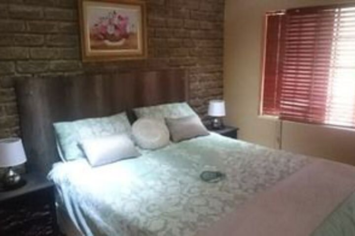 Room 6 of 12