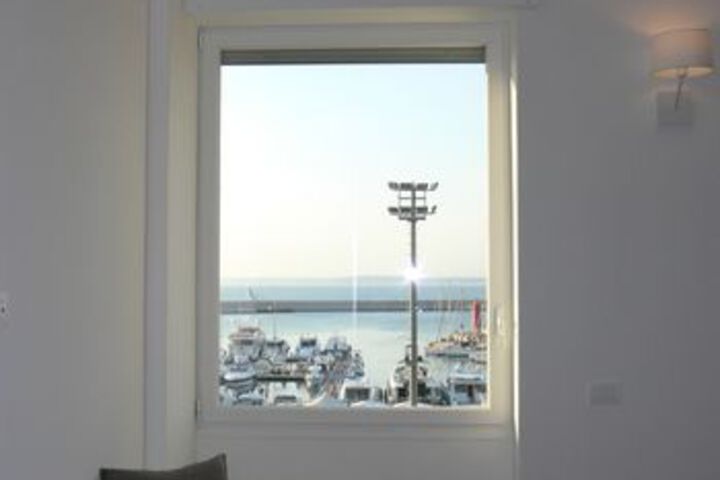 Room 25 of 38