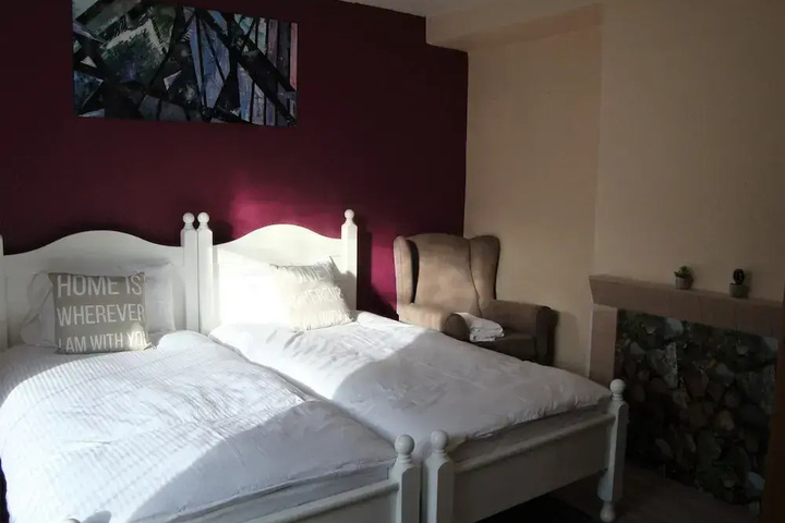 Room 5 of 18