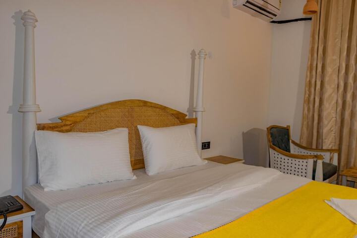 Room 12 of 16