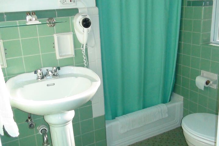 1 Queen Bed (3 of 8)