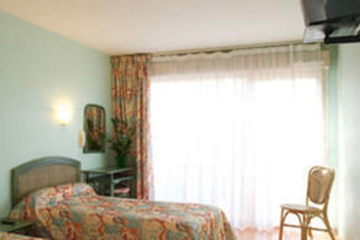 Room 6 of 12