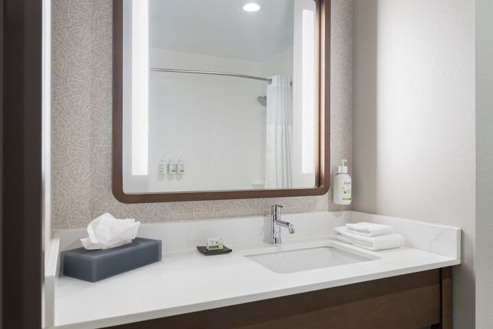 2 Queen Beds Standard Room Bathtub (6 of 10)
