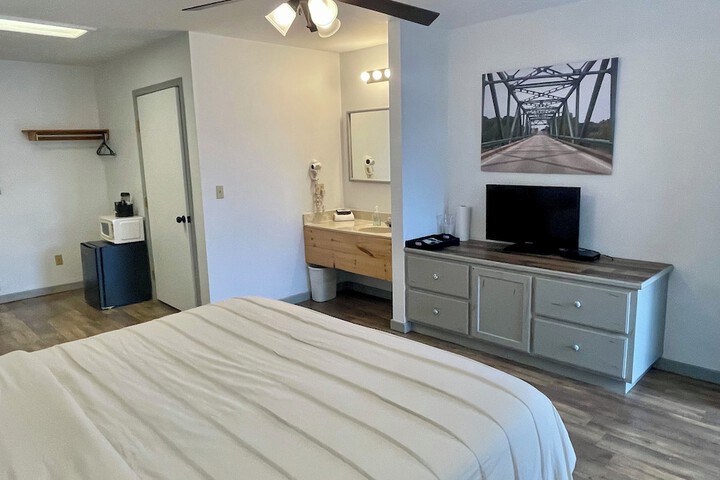 Signature Room 1 King Bed (2 of 5)