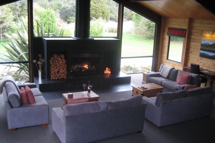 Lounge 23 of 37