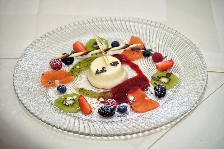 Dining 44 of 52