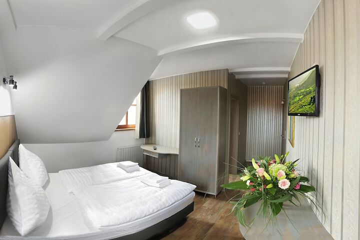 Room 9 of 37