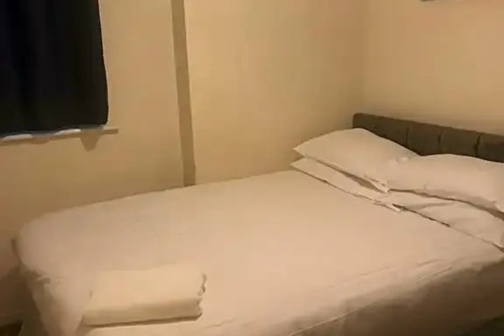 Room 5 of 16