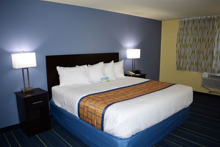 1 Queen Bed Mobility Accessible Bathtub with Grab Bars 1st Floor (2 of 12)