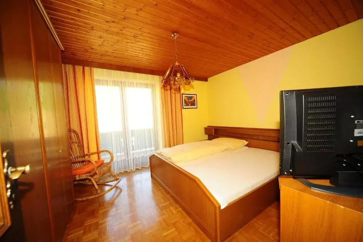 Room 7 of 9