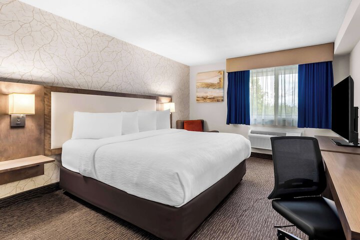 1 King Bed Larger Room Work Desk Microwave and Refrigerator WiFi Continental Breakfast (6 of 14)
