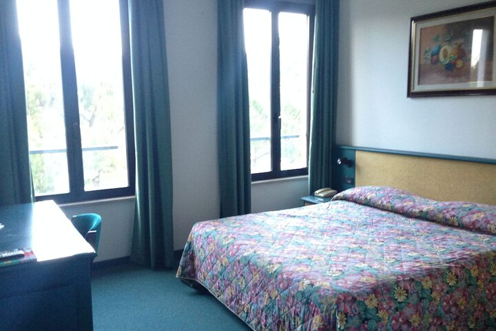 Room 8 of 33