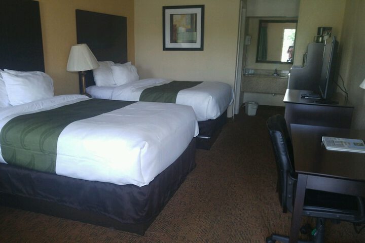 2 Double Beds (12 of 17)