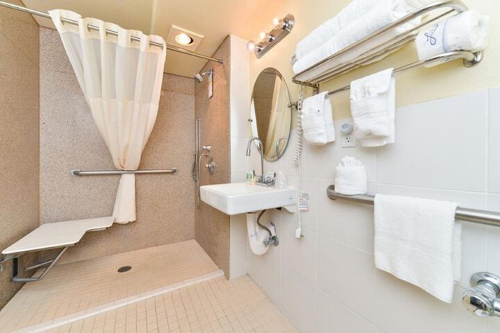 Quadruple with Double Bed (4 of 12)