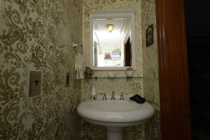 Room 15 of 32
