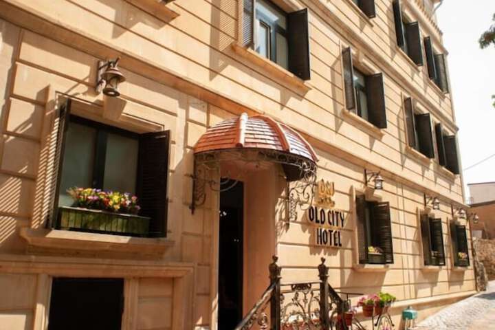 D & J Old City Hotel